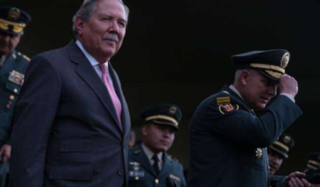 Guillermo Botero, ministro de Defensa (izquierda) y el general Alberto Mejía, comandante de las Fuerzas Militares (derecha)
