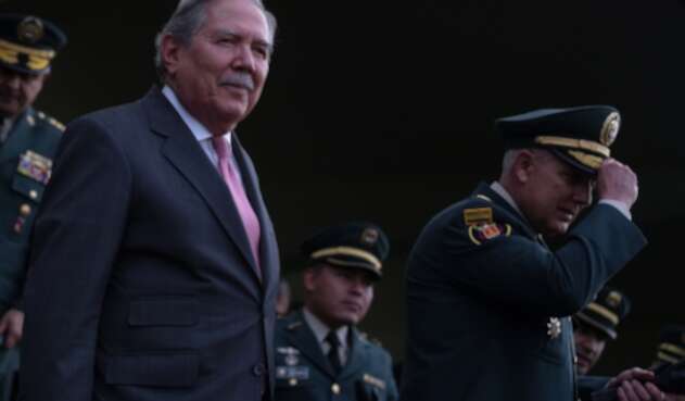 Guillermo Botero, ministro de Defensa (izquierda) y el general Alberto Mejía, comandante de las Fuerzas Militares (derecha)