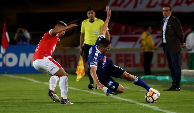 Juan Daniel Roa de Santa Fe y Gabriel Hauche de Millonarios en la Copa Sudamericana. Juan Daniel Roa de Santa Fe y Gabriel Hauche de Millonarios en la Copa Sudamericana.