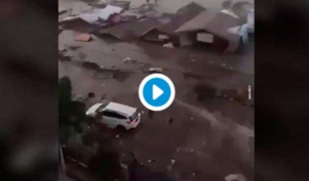 El momento exacto en que el tsunami en Indonesia arrasó con Palu