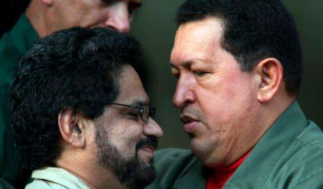 Hugo Chávez, presidente de Venezuela, e Iván Márquez, entonces guerrillero de las Farc, el 8 de noviembre de 2007 en el Palacio de Miraflores, en Caracas