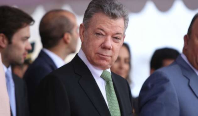 Era junio de 2007 cuando se promovió una moción de censura contra el ministro de Defensa, Juan Manuel Santos. Esa moción se dio por la oposición del Polo Democrático Alternativo al considerar que desde su despacho había cierta responsabilidad en las interceptaciones telefónicas ilegales y era un peligro para las relaciones con Venezuela.
