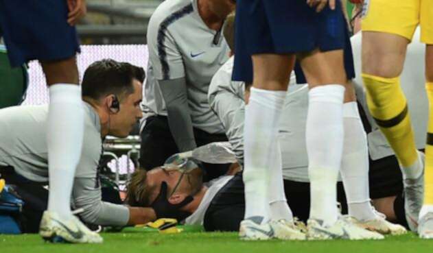 Luke Shaw es retirado del campo en camilla tras chocar con Dani Carvajal
