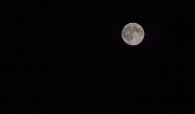La Luna, satélite natural de la Tierra La Luna, satélite natural de la Tierra