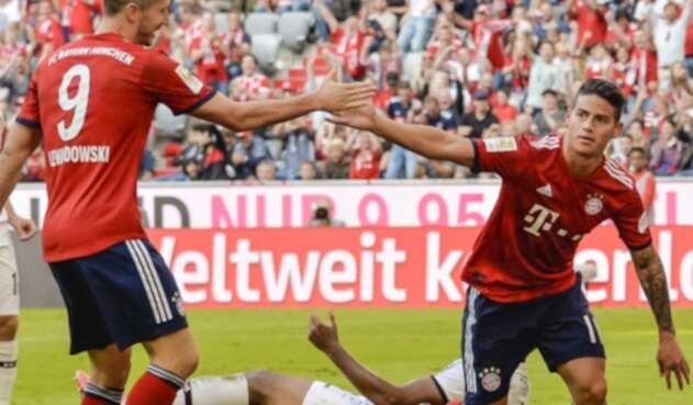 James Rodríguez celebra su gol con Robert Lewandowski James Rodríguez celebra su gol con Robert Lewandowski