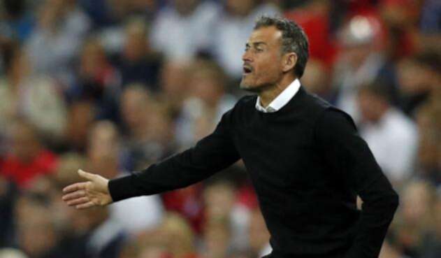 Luis Enrique dirigiendo a España en su victoria ante Inglaterra 2-1