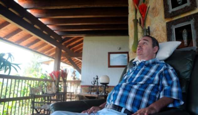 El profesor Luis Fernando Montoya en su casa, en el Valle de Aburrá (Caldas)
