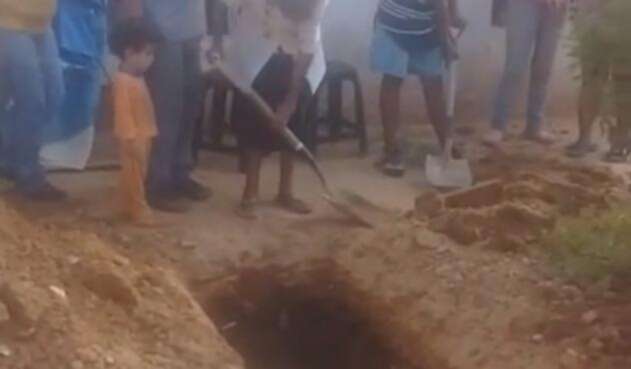Madre venezolana cava hueco