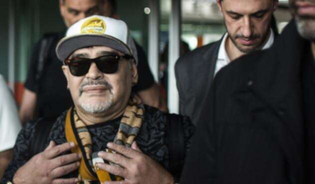 Diego Maradona llegando a México exhibiendo una gorra de Dorados de Sinaloa