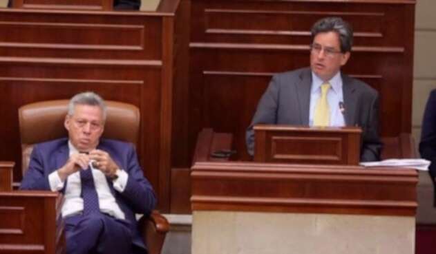 MinHacienda durante debate en el Congreso