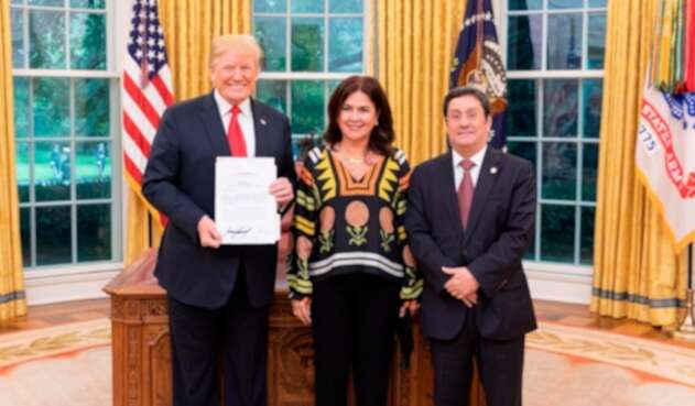 Donald Trump, presidente de Estados Unidos; María Victoria García de Santos y Francisco Santos, su esposo y embajador de Colombia en Washington