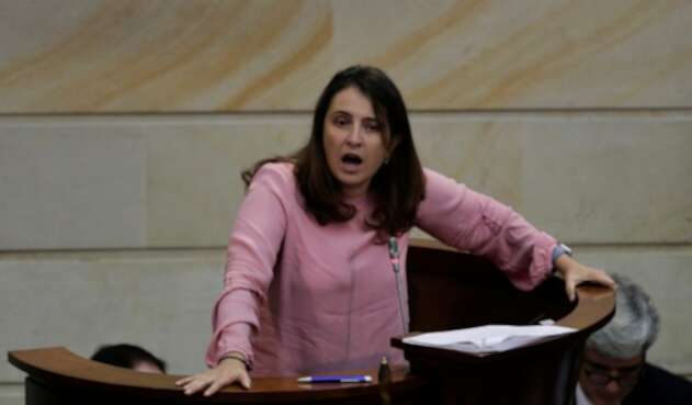 La senadora Paloma Valencia difundió una columna que contiene esa idea de cofinanciación de la educación pública.