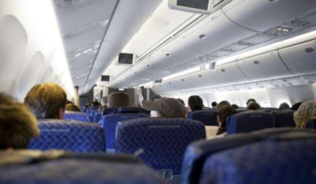 Pasajeros al interior de un avión.