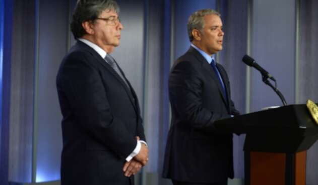 Presidente Iván Duque (der.) y el canciller Carlos Holmes Trujillo.