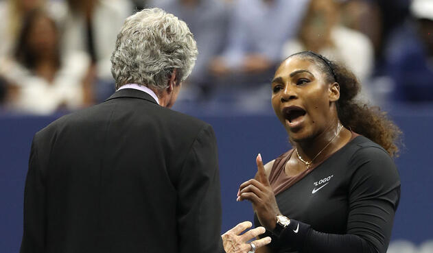 Serena Williams discute con uno de los comisarios de campo durante la final del Us Open 2018