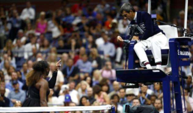 Serena Williams discute con el juez Carlos Ramos durante la final del Us Open 2018
