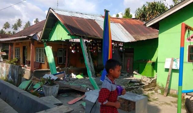 Terremotos en Indonesia afecta estructuras