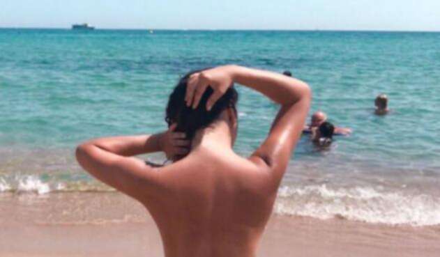 Madre hizo topless para educar su hijo sobre violencia de género