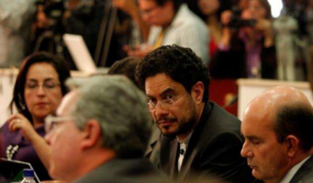 Los senadores Álvaro Uribe e Iván Cepeda Los senadores Álvaro Uribe e Iván Cepeda en la Comisión de Acusaciones, el 18 de agosto de 2011