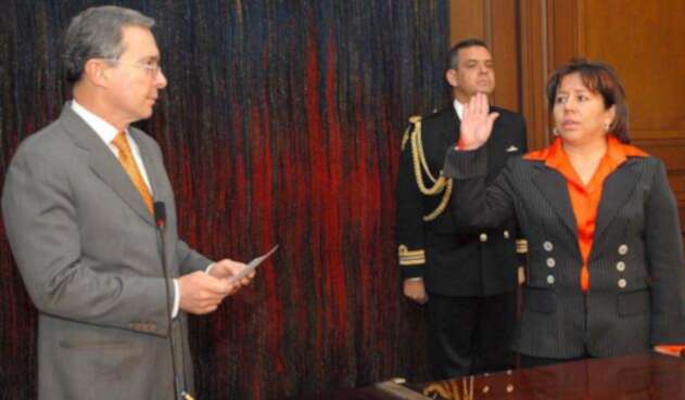 El expresidente Álvaro Uribe y María del Pilar Hurtado, exdirectora del DAS, el 30 de agosto de 2007