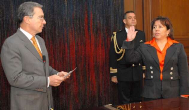 El expresidente Álvaro Uribe y María del Pilar Hurtado, exdirectora del DAS, el 30 de agosto de 2007