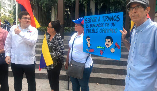 Venezolanos en Miami protestando por la cena de Nicolás Maduro en Turquía