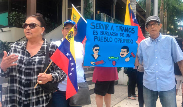 Venezolanos en Miami protestando por la cena de Nicolás Maduro en Turquía