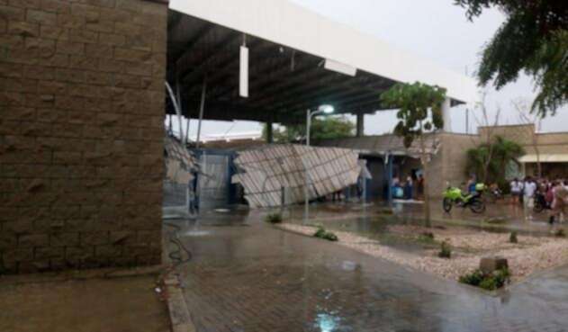 El techo del colegio colapsó por las lluvias.