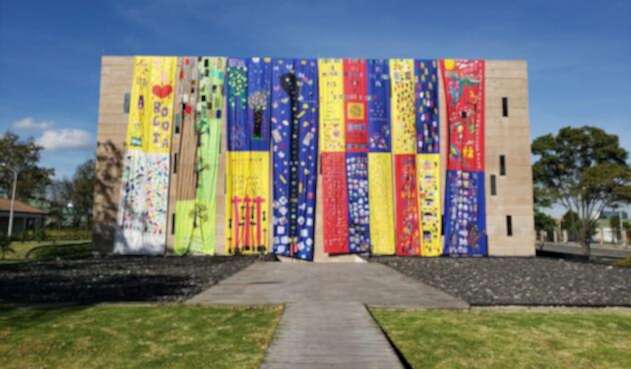 Telar en el monolito del Centro de Memoria, Paz y Reconciliación