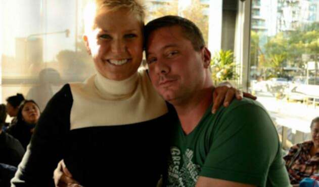 Xuxa junto a Hernán Mondragón, el fanático que murió al verla.