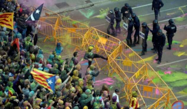 Enfrentamientos de independentistas con autoridades fuera del Parlament catalán.