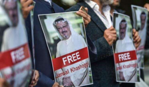 Varios defensores del periodista se manifestaron ante el consulado con pancartas con su foto y el lema "No nos iremos sin Jamal Khashoggi".