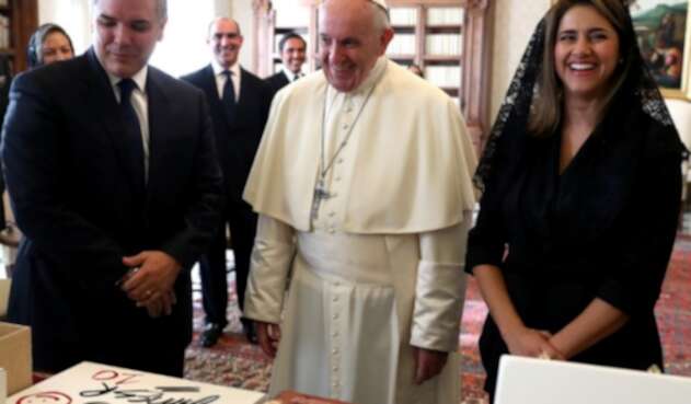 El papa Francisco entregó a Duque un medallón que representa un árbol de olivo