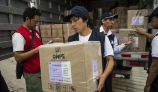 Funcionarios de la Oficina Nacional de Procesos Electorales del Perú.