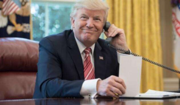 Donald Trump con teléfono