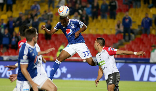 Juan Camilo Salazar disparando de cabeza para el gol de Millonarios ante Once Caldas