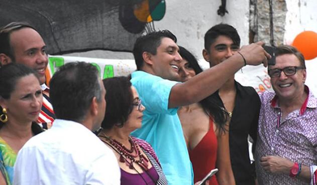 Victor Arango, director de Distriseguridad, tomándose la foto con alias La Madame Victor Arango, director de Distriseguridad, tomándose la foto con alias La Madame