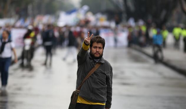 Cientos de estudiantes, directivos e incluso padres de familia se tomaron las calles de Bogotá para exigir recursos para las universidades públicas.