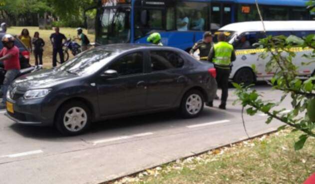 Momentos que la Policía realiza el levantamiento de un cuerpo tras un ataque sicarial en Cali. Momentos que la Policía realiza el levantamiento de un hombre que murió adentro del vehículo en un ataque sicarial en Cali