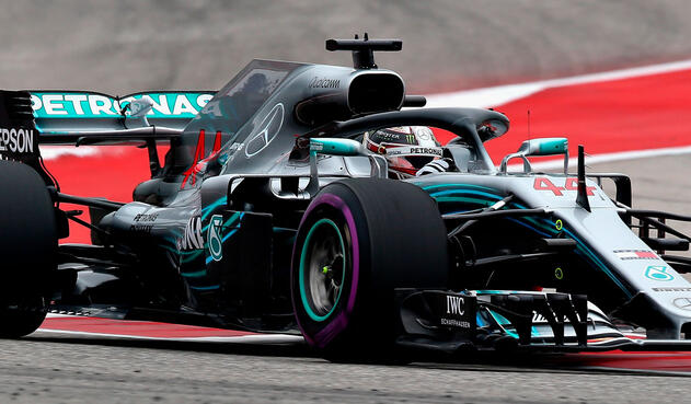 Lewis Hamilton de Gran Bretaña conduciendo al (44) Mercedes AMG Petronas F1 Team Mercedes WO9 en la pista durante el Gran Premio de Fórmula Uno de Estados Unidos en el Circuito de las Américas
