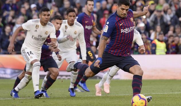 Luis Suárez cobrando el penal para el 2-0 parcial ante el Real Madrid en el Cam Nou
