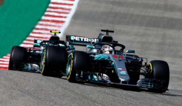 Lewis Hamilton de Gran Bretaña conduciendo el (44) Mercedes AMG Petronas F1 Team Mercedes WO9 seguido por Valtteri Bottas