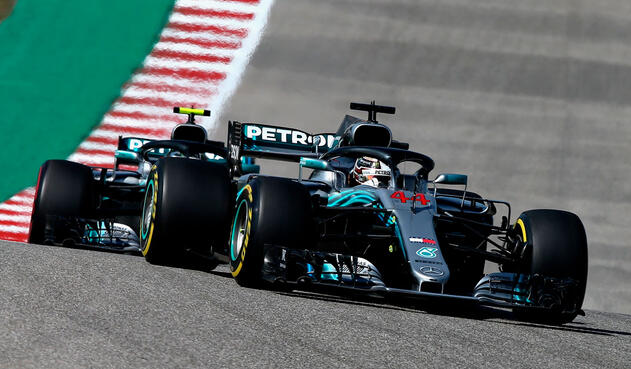 Lewis Hamilton de Gran Bretaña conduciendo el (44) Mercedes AMG Petronas F1 Team Mercedes WO9 seguido por Valtteri Bottas