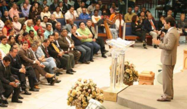 Iglesia evangélica Suramericana en culto