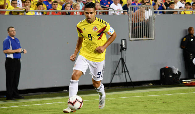 Falcao García controla el balón antes de anotar su gol ante Estados Unidos