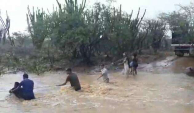 con cuerdas docentes cruzaron a arroyo en la alta guajira
