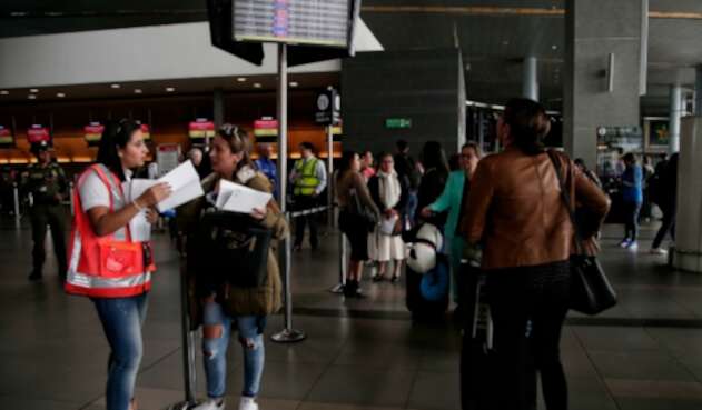 Pasajeros de Avianca en el aeropuerto El Dorado, en Bogotá