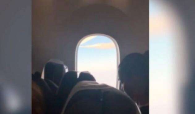 Avión bota combustible en el aire
