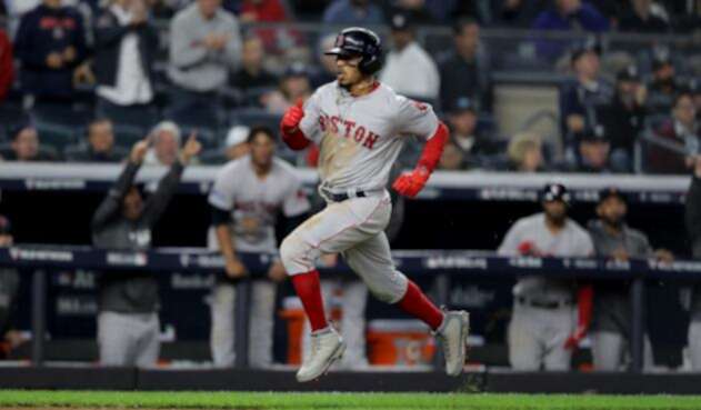 Mookie Betts, jardinero de los Medias Rojas de Boston, en acción ante los Yankees de Nueva York