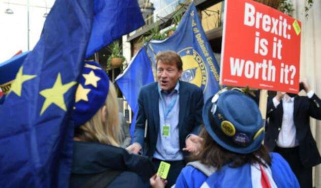 Activistas anti-Brexit protestando